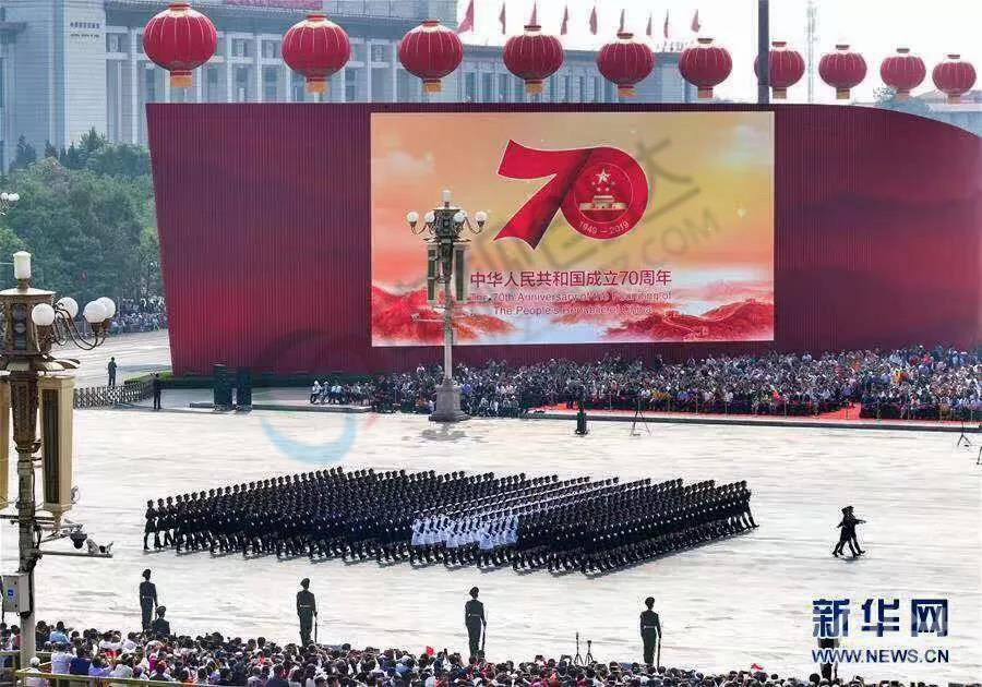 國慶70周年天安門廣場(chǎng)飄帶屏